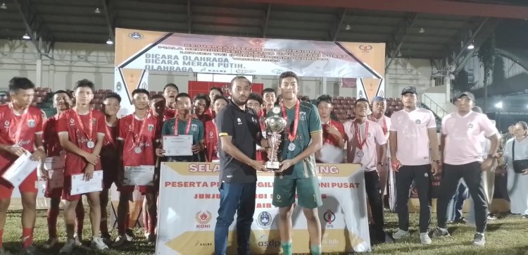 Saat penyerahan piala tetap kepada juara 2 POPB DKI Jakarta di Stadion Atang Soetrisna Kopassus DKI Jakarta/RMOLJatim