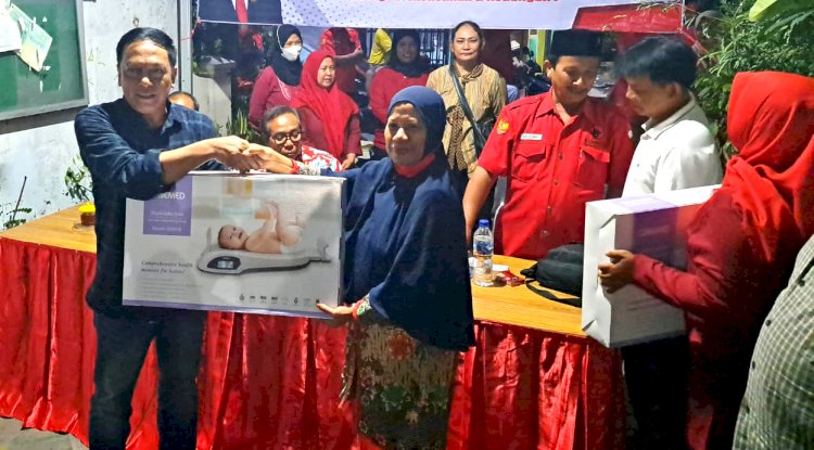 Anas Karno menyerahkan timbangan digital untuk bayi ke petugas posyandu/RMOLJatim