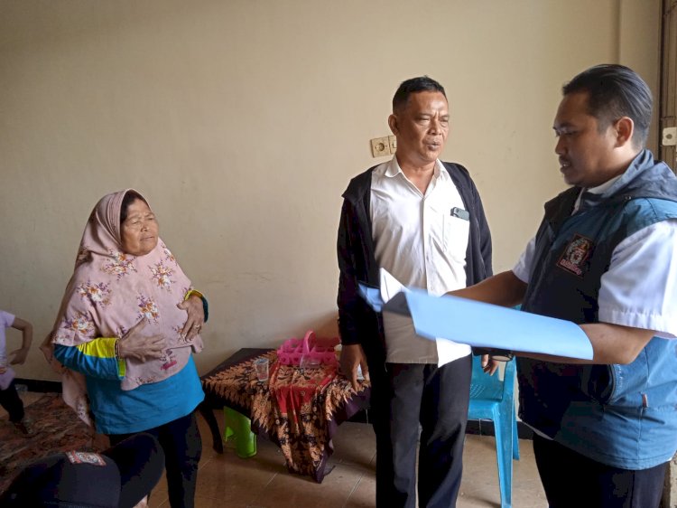 Dinas sosial kota kediri saat kunjungan ke rumah siti aisyah