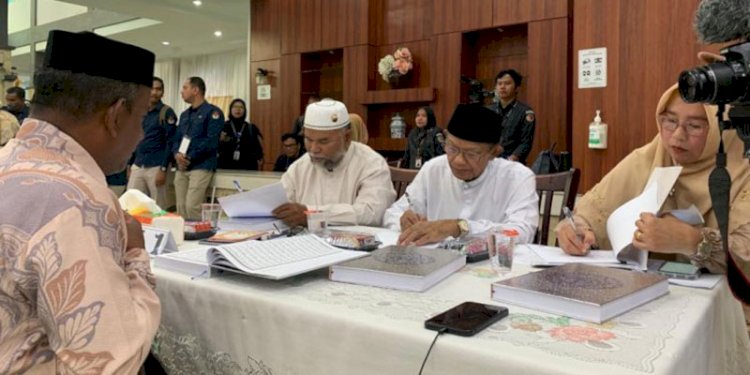 Salah satu bacaleg tingkat DPR Aceh sedang diuji tes mampu baca Al Quran/RMOLAceh