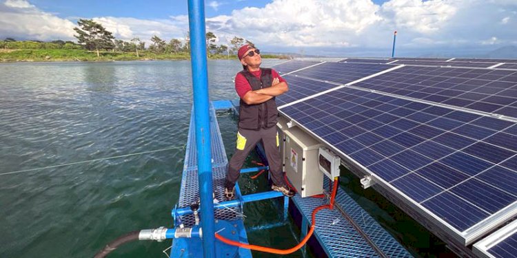 Jack Poltak Sitinjak bersama solar cell yang ada di Danau Toba/Ist