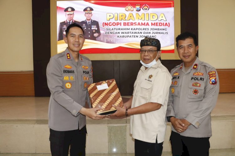 Kapolres Jombang AKBP Eko Bagus Riyadi dan Ketua PWI Jombang Sutono/RMOLJatim