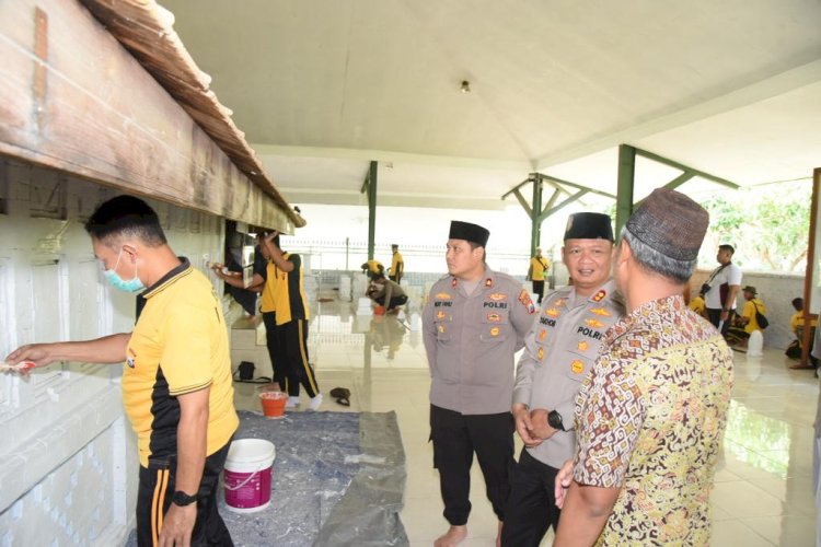 Anggota Polres Lamongan saat melakukan bhakti sosial di Makam Sunan Drajat di Kecamatan Paciran Lamongan/Ist