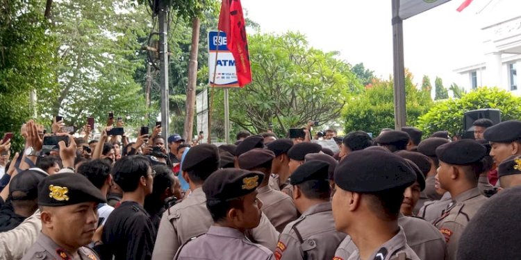 Pendukung Direktur Lokataru Haris Azhar tertahan di depan PN Jaktim/RMOL