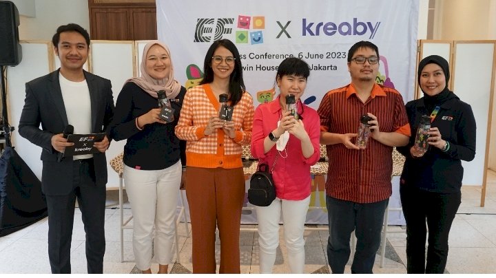 Keken dan Gray Harlan, perwakilan seniman muda Kreaby bersama Arani Aslama (Co-Founder & Managing Director of Kreaby), Marketing Director EF Kids & Teens Amalia Yaksa Parijata beserta tim melakukan simbolisasi peresmian kolaborasi Creativity Beyond Boundaries dengan merilis sekitar 3000 limited tumbler bergambar karakter-karakter lucu EF berukuran 500 ml yang akan didistribusikan ke lebih dari 80 sekolah EF di Indonesia