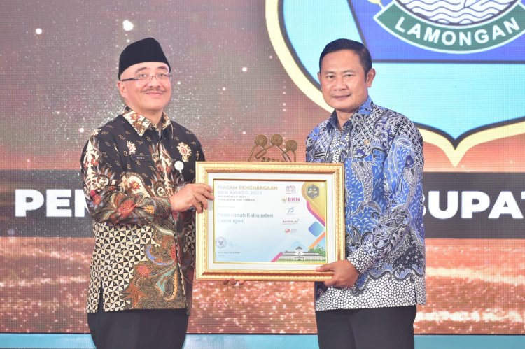 Plt Kepala Badan Kepegawaian Negara (BKN) Bima Haria menyerahkan Penghargaan kepada Bupati Lamongan Yuhronur Efendi di Bumi Surabaya City Hotel & Resort/Ist