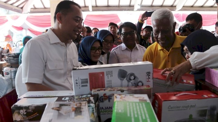 Teks foto: Wali Kota Eri bersama Ketua Rini Indriyani membuka Garage Sale/ist