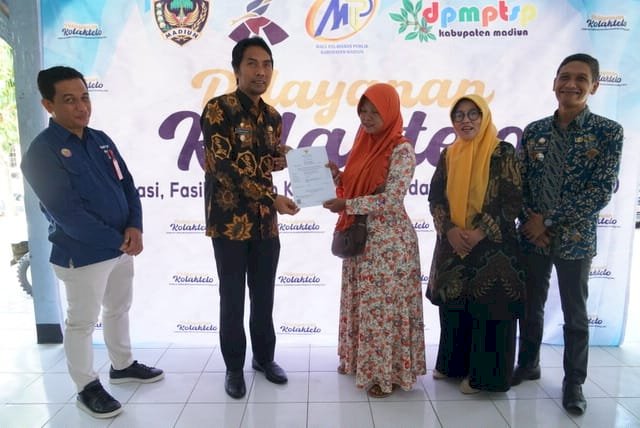  Bupati Madiun Ahmad Dawami saat menyerahkan Ijin usaha kepada masyarakat di kecamatan Geger Madiun/ist.