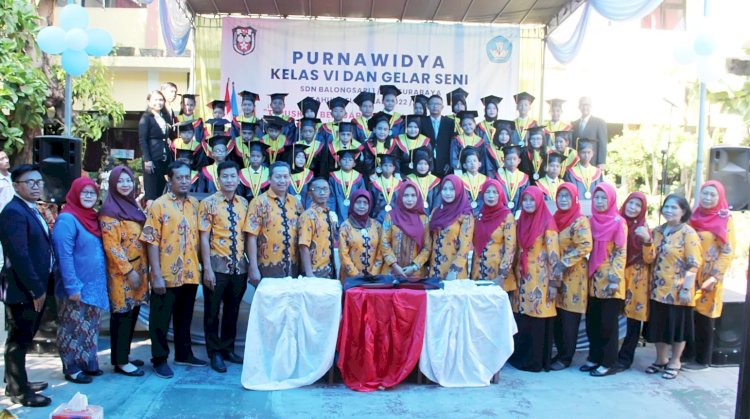 Aku, teman-temanku dan guru-guruku saat wisuda di SDN Balongsari I/500, Surabaya/Ist