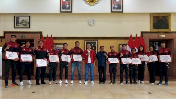 Teks foto: Wali Kota Eri memberikan bonus Rp1,2 Miliar kepada 32 atlet olahraga yang menyumbangkan medali di ajang Sea Games 2023 Kamboja/RMOLJatim