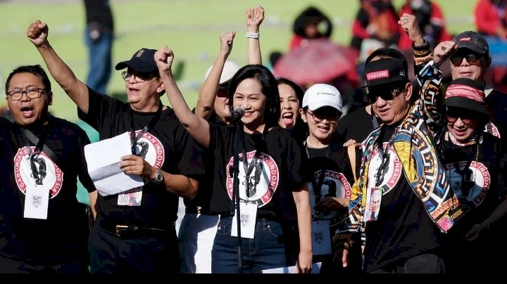 Roy Marten dan beberapa artis lainnya