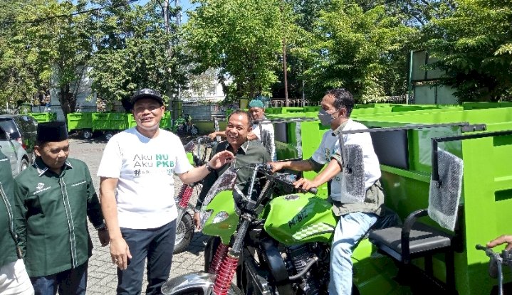 Ketua DPC PKB Sidoarjo H Subandi menyerahkan motor roda tiga ke sejumlah Pemdes/RMOLJatim