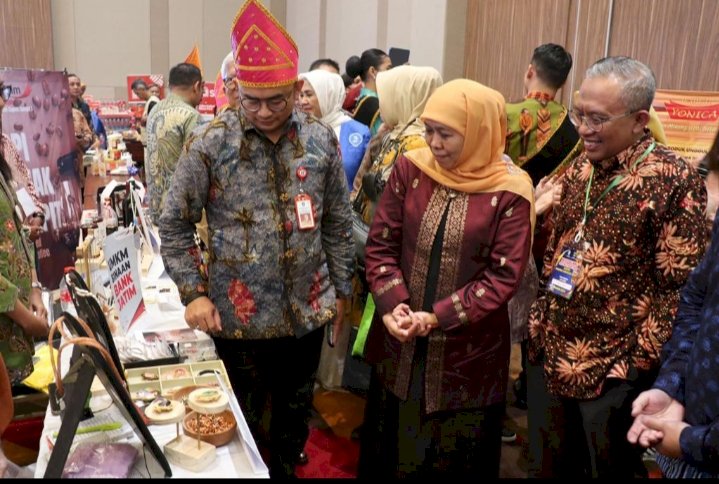 Gubernur Khofifah melihat produk UMKM binan Bank Jatim di sela misi dagang di Padang/Ist