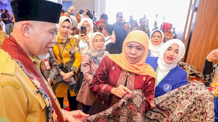 keterangan foto: - Batik E Seto Bojonegoro saat tampil di Misi Dagang dan Investasi Sumatera Barat