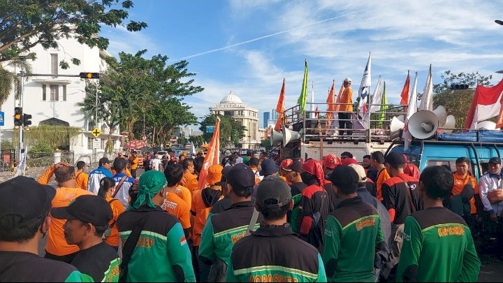 Demo buruh di depan Gedung Pemprov/ Jatim/ RMOLJatim 