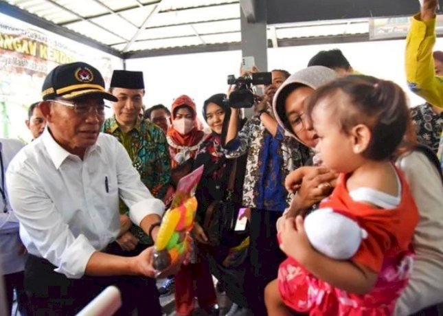 Menko PMK Muhajir Efendy saat mengecek penangan stunting dan kemiskinan ekstrem di Sidoarjo pada 21 Mei 2023/Ist