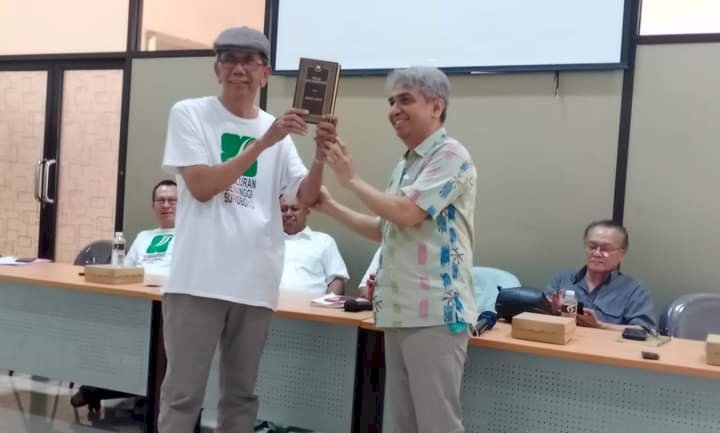 Amang Mawardi bersama Joaquim Rohi, putra almarhum Peter A. Rohi di sela-sela lauching buku di Balai Wartawan PWI Jatim, Jl. Taman Apsari Surabaya, Kamis (15/6)/Ist