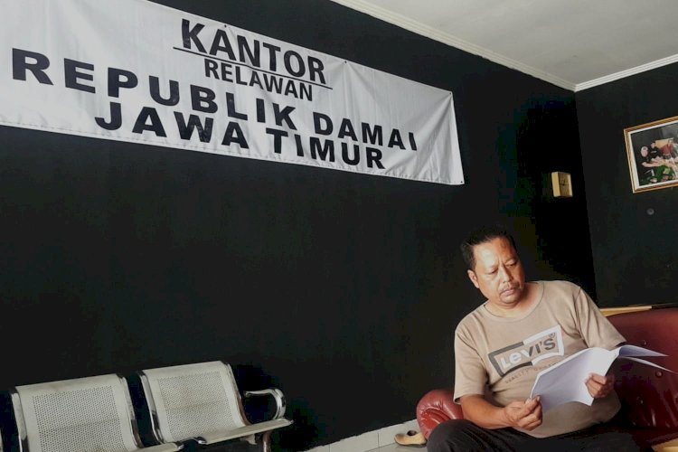 Kepala Kantor Lembaga "Republik Damai" Moh Noorman Susanto SH, menunjukan berkas laporan yang diterima Polda Jatim/RMOLJatim