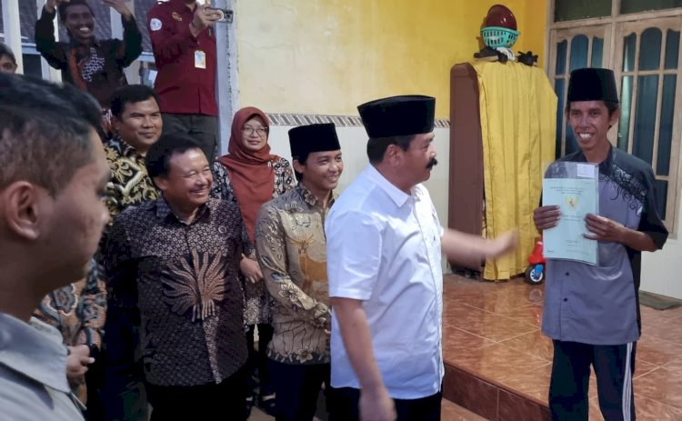 Menteri ATR/BPN Hadi Tjahjanto didampingi Wamen Raja Juli Antoni dan Kakanwil BPN Jatim membagikan sertifikat door to door/ist