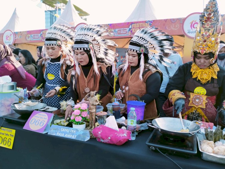 Salah satu peserta festival tahu tek dengan pakaian tradisional/ist