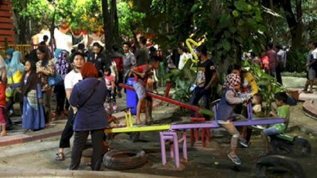 Teks foto: Anakanak bermain di salah satu Taman Kota Surabaya/ist