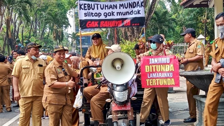 Para perangkat desa melakukan aksi demo