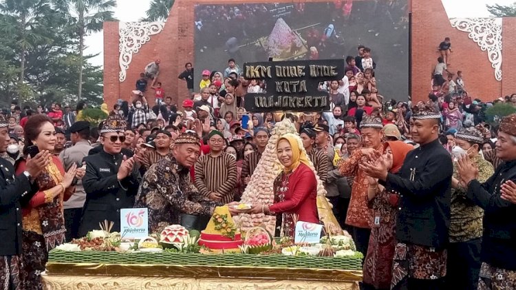 Menko PMK Muhadjir Effendy menyerahkan potongan tumpeng kepada Wali Kota Mojokerto Ika Puspitasari\ist