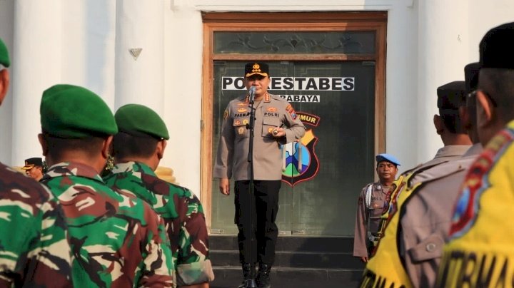 Kapolrestabes Surabaya saat memimpin apel besar 