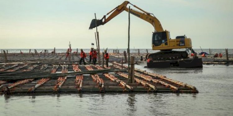 Petugas sedang mengurusi proyek tol Semarang-Demak/Ist