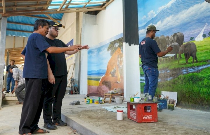 Bupati Kediri Hanindhito Himawan Pramana  saat mengunjungi sanggar kampung lukis/Ist