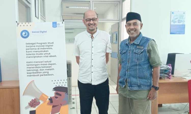 Kepala Departemen Sistem Informasi ITS Dr Mujahidin ST MT dan Ir Achmad Holil Noor Ali MKom sebagai inisiator pendiri Prodi iD yang pertama di Indonesia/Ist