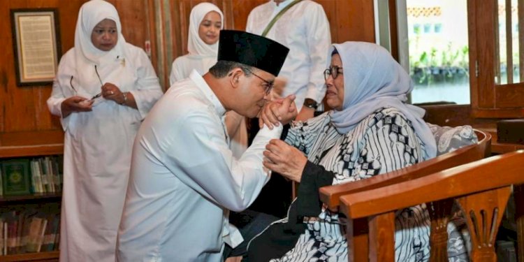 Anies Baswedan mencium tangan ibunda sebelum berangkat menunaikan ibadah Haji/Ist