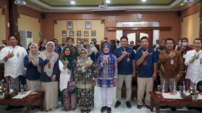 Nupati Jombang (kerudung hijau, batik),  Direktur RSUD Ning Eyik (kerudung hijau baju putih),