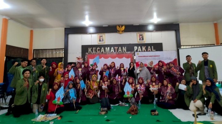 Teks foto: Tim UPN Veteran Jatim memberikan penguatan kompetensi kepada guru TK di wilayah Kecamatan Pakal, Surabaya/ist