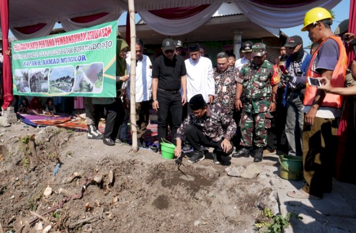 Bupati Sidoarjo Ahmad Muhdlor meletakkan batu pertama pembangunan jembatan Shiratal Mustaqim/Ist