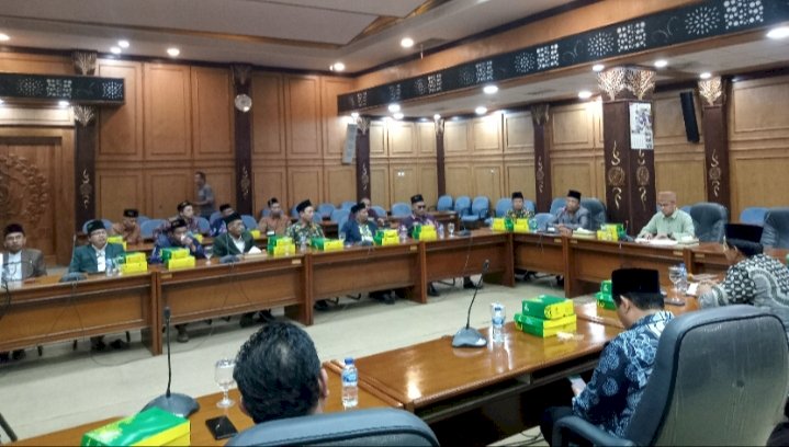 Para kepala sekolah swasta se Sidoarjo di kantor DPRD/Ist