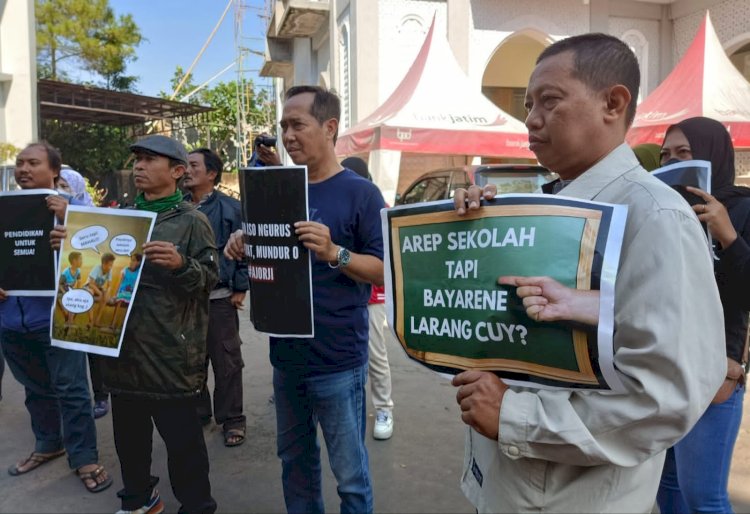 Sejumlah Wali Murid yang menggelar aksi demo di kantor Disdikbud Kota Malang/RMOLJatim