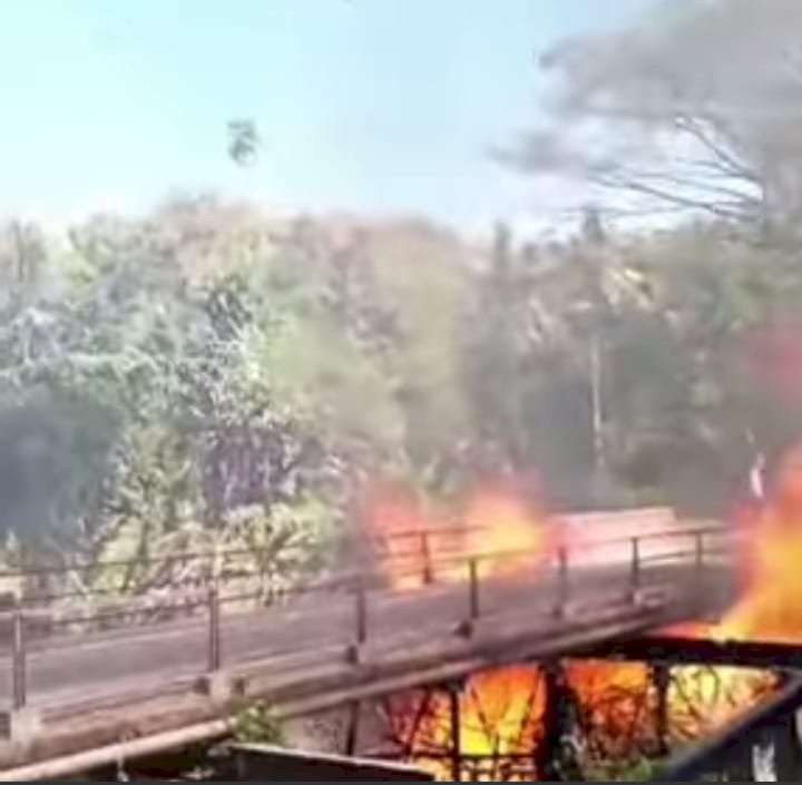 Kebakaran di jembatan di Jalan Kotta Blater, Dusun Watu Kebo, Desa Andongsari, Kecamatan Ambulu, Kabupaten Jember/ist