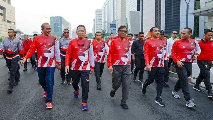 Menko Polhukam , Mahfud MD saat fun walk dalam rangka Hari Ulang Tahun (HUT) ke-77 Bhayangkara di Kawasan Monas, Jakarta Pusat, Minggu (25/6).