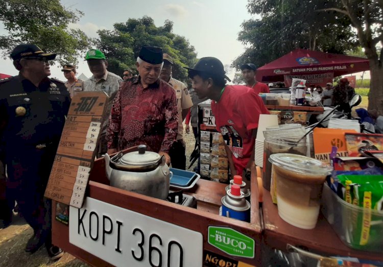   Bupati Malang, H.M. Sanusi (tengah mengenakan peci hitam) saat di lokasi Festival Kopi Keliling/Ist