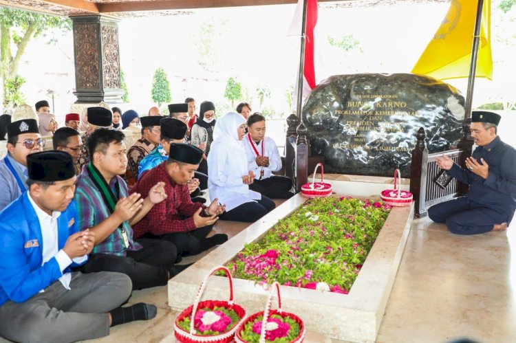 Gubernur JKhofifah Indar Parawansa saat ziarah makam Bung Karno di Blitar bersama pimpinan mahasiswa  ‘Cipayung Plus’ Jawa Timur/Ist