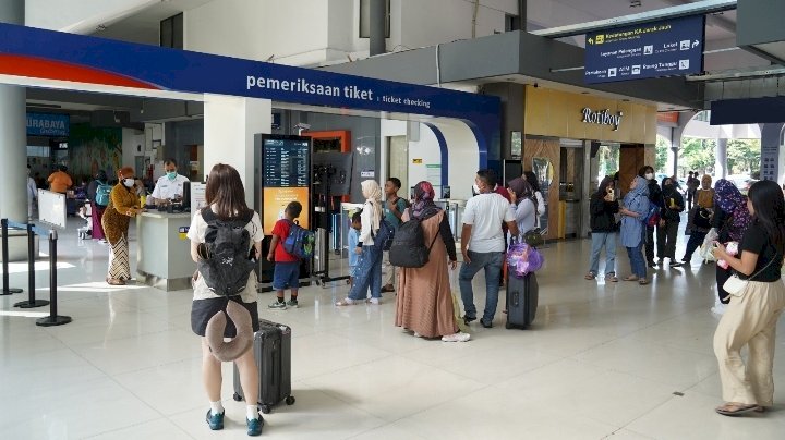 Penjualan tiket di Stasiun Gubeng Surabaya 