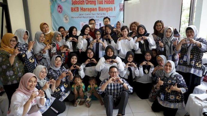 Teks foto: Rini Indriyani memgunjungi BKB Harapan Bangsa Kelurahan Karangpoh, Kecamatan Tandes/ist