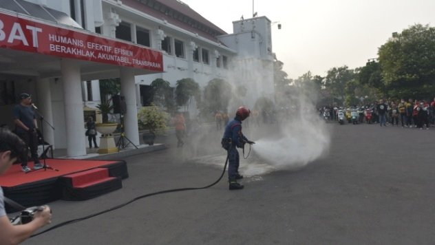 Teks foto: Tim Walang Kadung dari Dinas Pemadam Kebakaran dan Penyelamatan Kota Surabaya mempraktekkan cara kerja saat terjadi kebakaran/ist