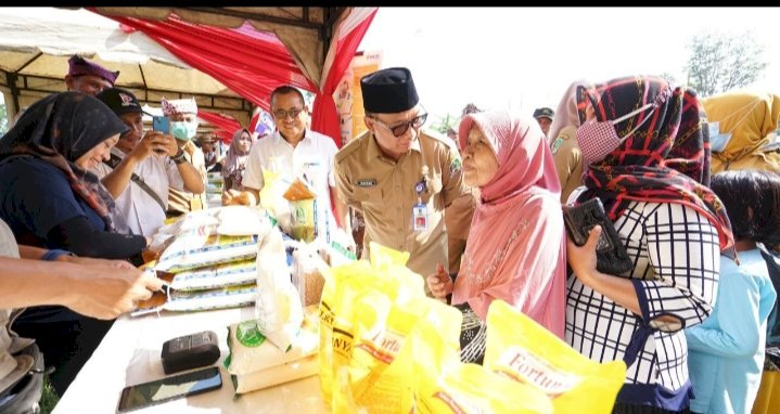 Sekda Mujiono berbincang dengan warga yang tumpah ruah sambut Gerakan Pangan Murah/Humas Pemkab Bwi