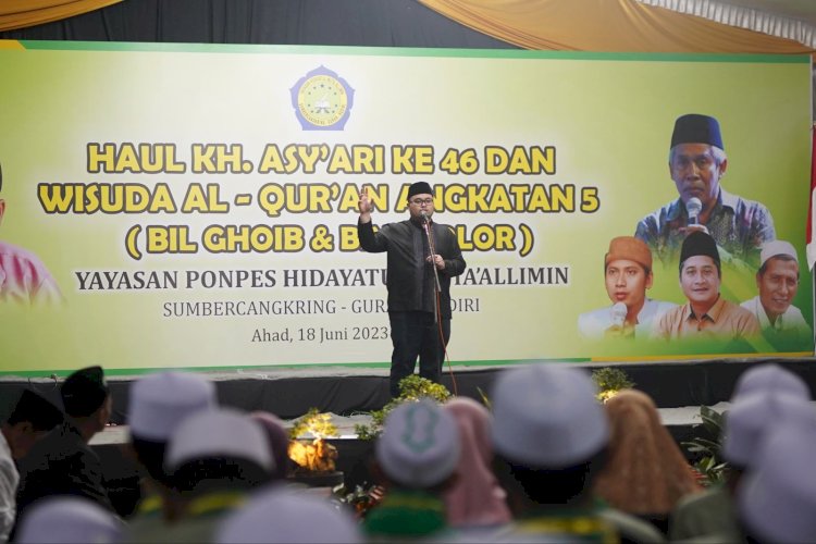 Bupati Kediri Hanindhito Himawan Pramana saat menghadiri Haul KH Asy’ari dan Wisuda Al-Qur’an di Pondok Pesantren Hidayatul Muta’allimin/Ist