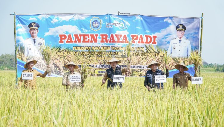 Bupati Lamongan saat mengunjungi panen raya padi Prijekngablak, Kecamatan Paciran, Lamongan/RMOLJatim