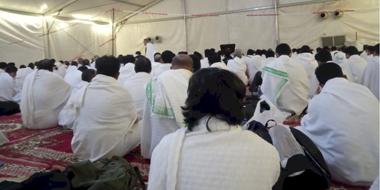 Situasi di dalam tenda saat jemaah haji melaksanakan wukuf di Arafah/Ist