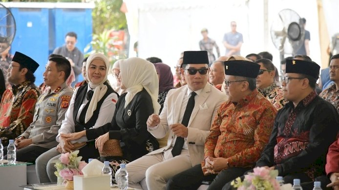 Ridwan Kamil bersama Hasto Kristiyanto/ ist