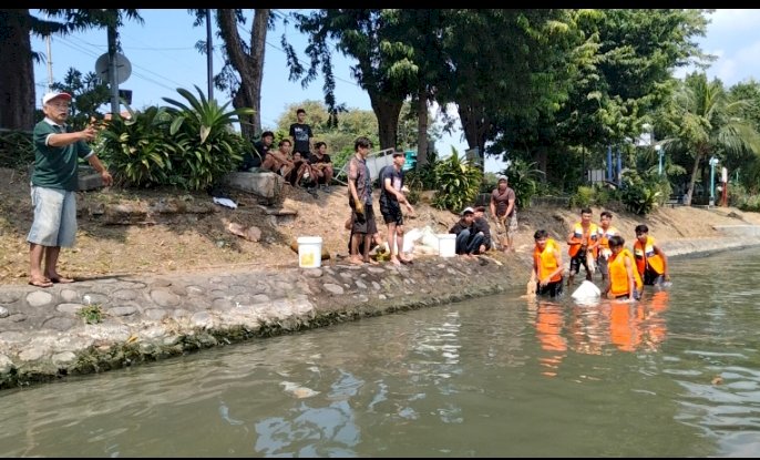 Petugas menemukan warga yang masih mencuci jeroan di sungai/RMOLJatim